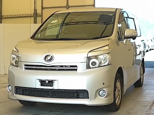 TOYOTA VOXY photo 2