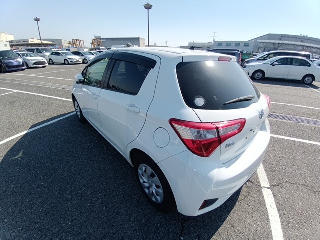 TOYOTA VITZ photo 3
