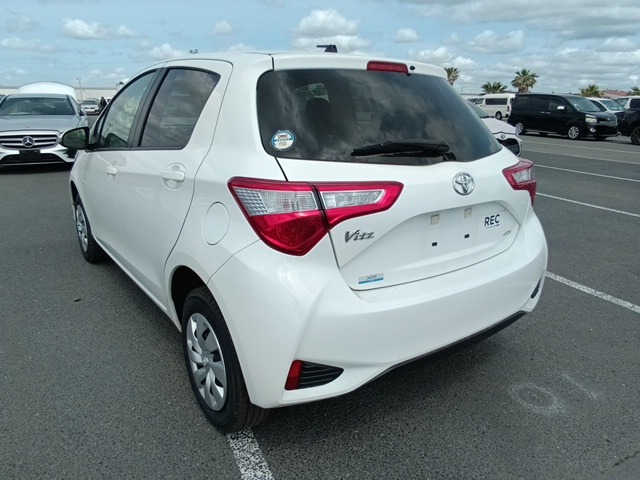 TOYOTA VITZ photo 3
