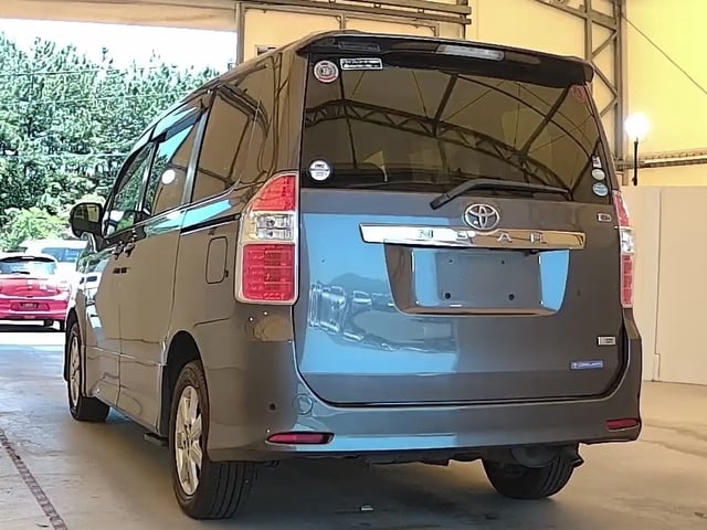 TOYOTA NOAH photo 3