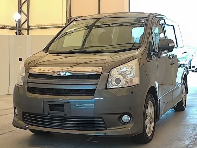 TOYOTA NOAH photo 2