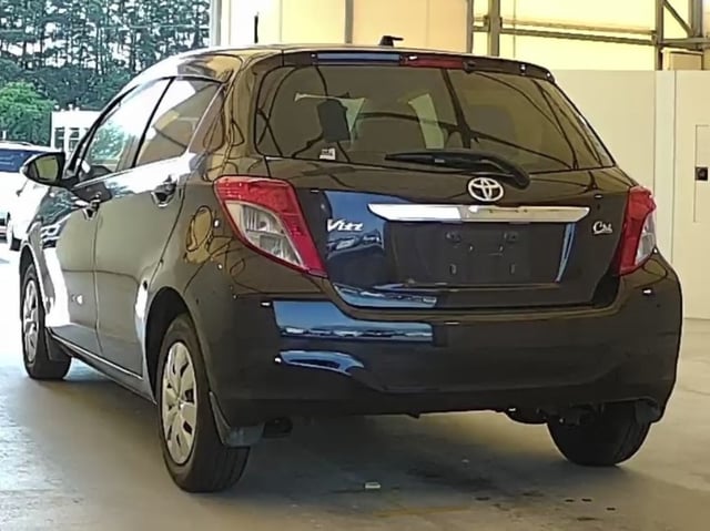 TOYOTA VITZ photo 3