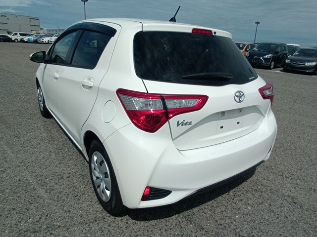 TOYOTA VITZ photo 3