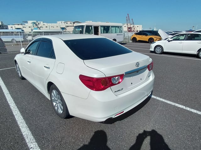 TOYOTA MARK X photo 3