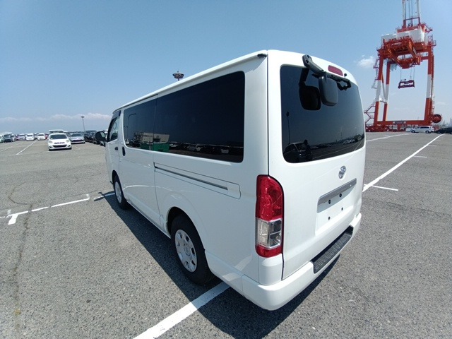 TOYOTA REGIUSACE VAN photo 3