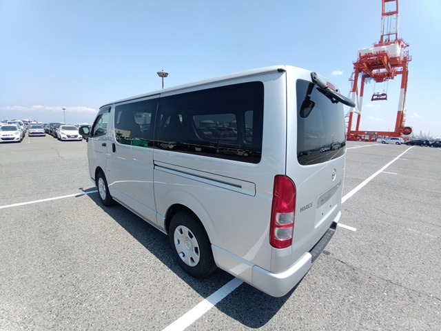 TOYOTA HIACE VAN photo 3
