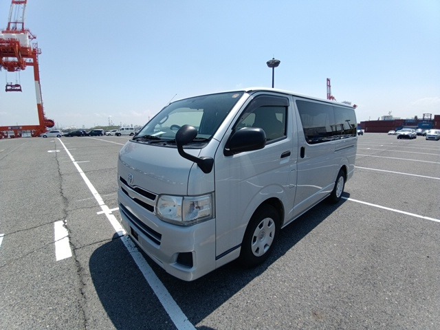 TOYOTA HIACE VAN photo 2