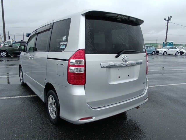 TOYOTA NOAH photo 3