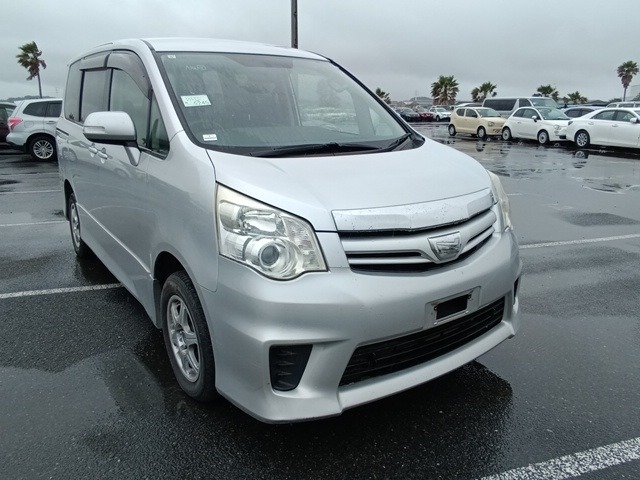TOYOTA NOAH 2011