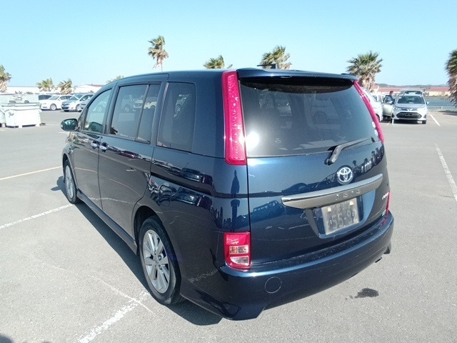 TOYOTA ISIS photo 3