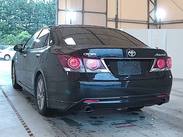 TOYOTA CROWN photo 3