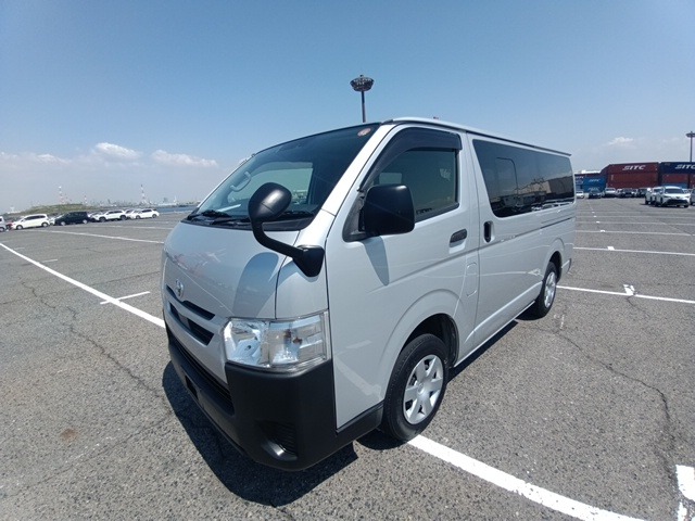 TOYOTA HIACE VAN photo 2