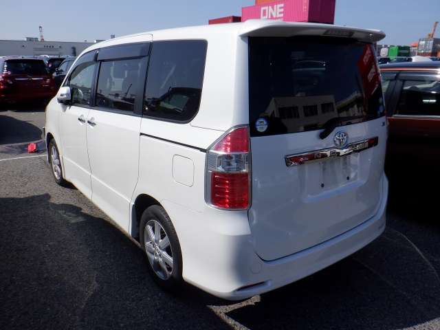 TOYOTA NOAH photo 3