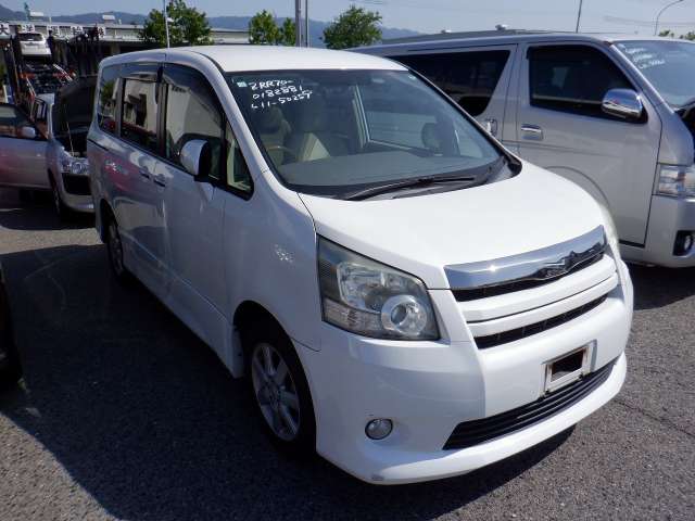 TOYOTA NOAH 2009