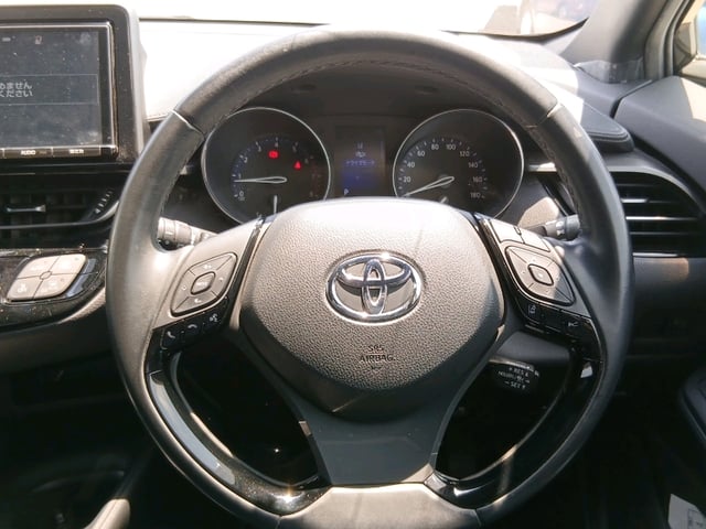 TOYOTA C-HR photo 2
