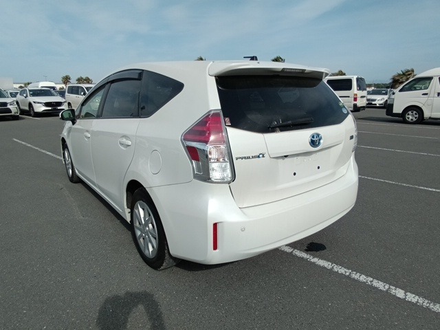 TOYOTA PRIUS ALPHA photo 3