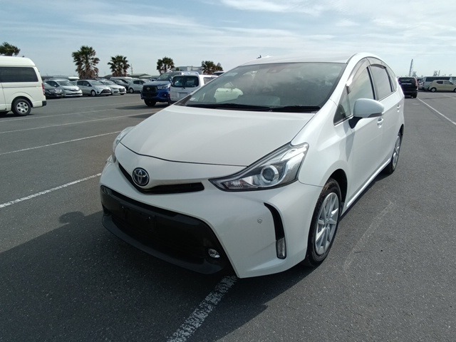 TOYOTA PRIUS ALPHA photo 2