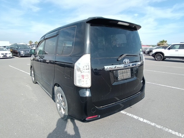 TOYOTA VOXY photo 3