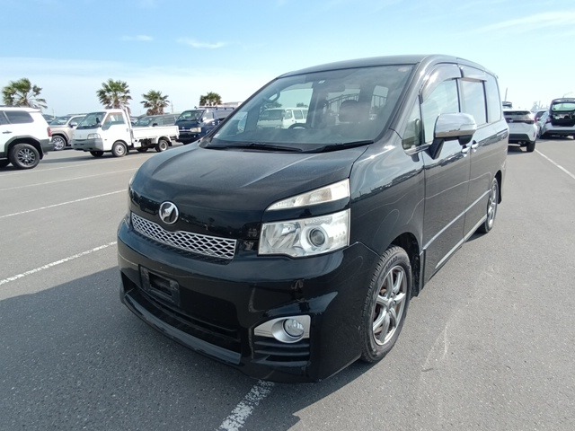 TOYOTA VOXY photo 2