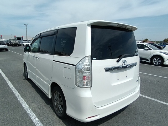 TOYOTA VOXY photo 3
