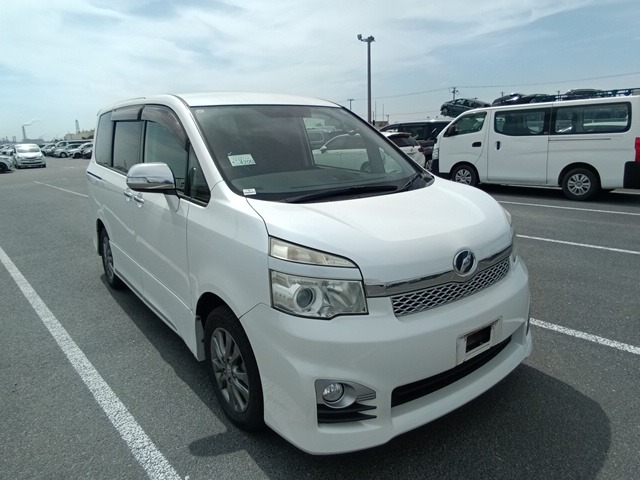 TOYOTA VOXY 2011