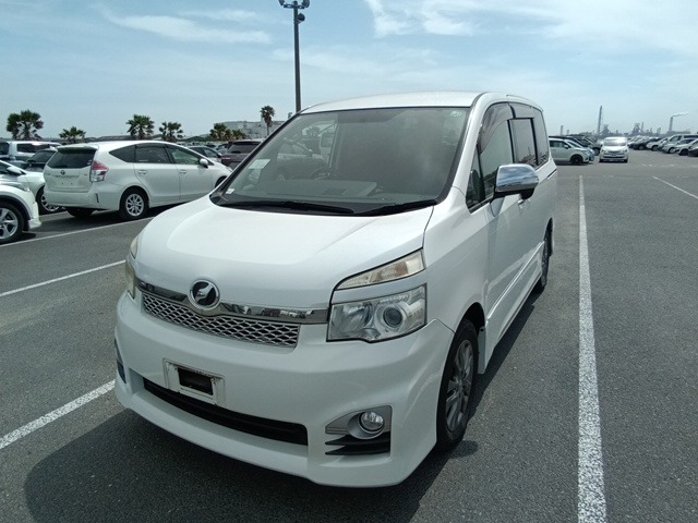 TOYOTA VOXY photo 2