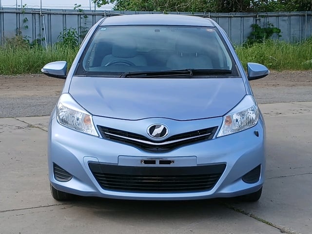 TOYOTA VITZ photo 2