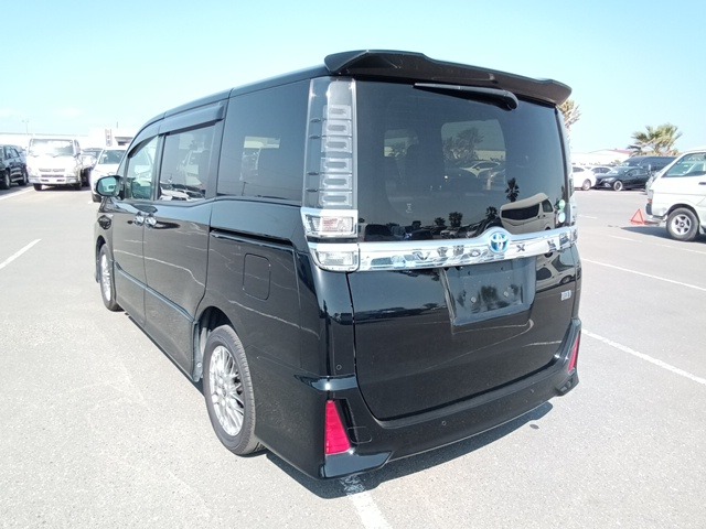 TOYOTA VOXY photo 3