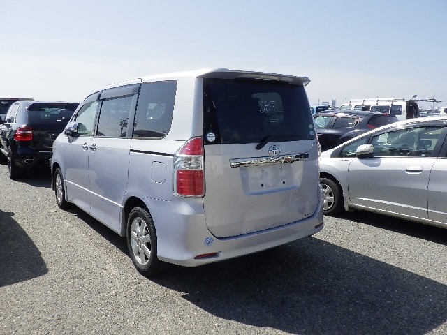 TOYOTA NOAH photo 3