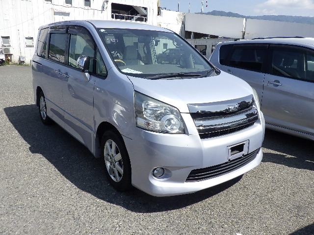 TOYOTA NOAH 2009