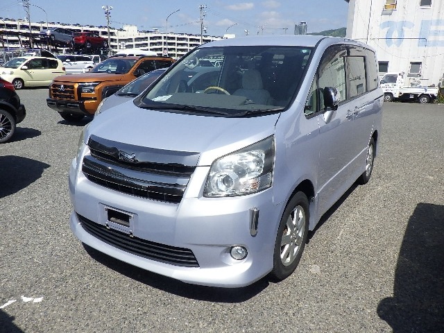 TOYOTA NOAH photo 2