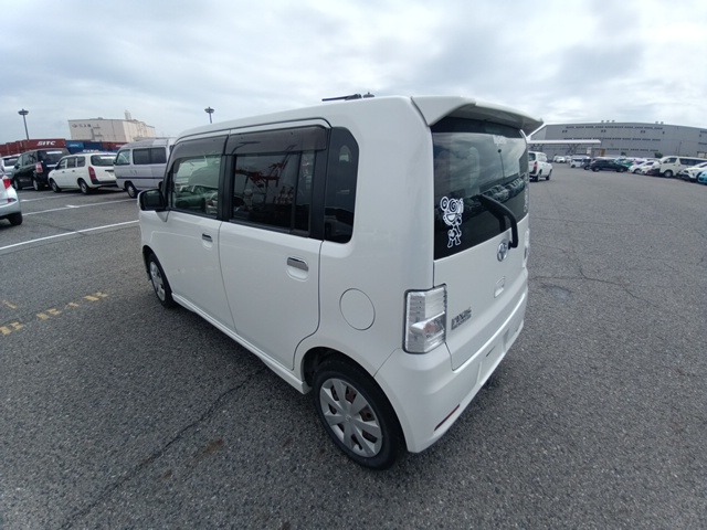 TOYOTA PIXIS SPACE photo 3