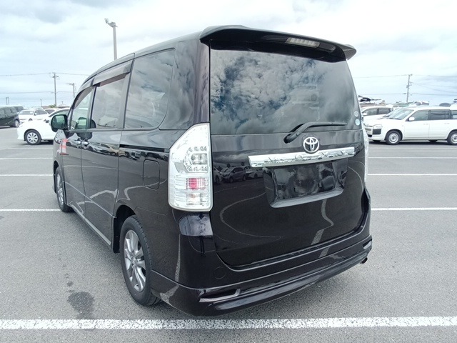 TOYOTA VOXY photo 3