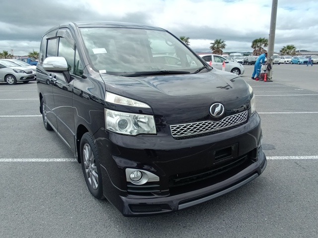 TOYOTA VOXY 2011
