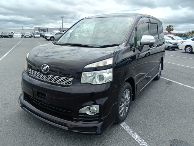 TOYOTA VOXY photo 2