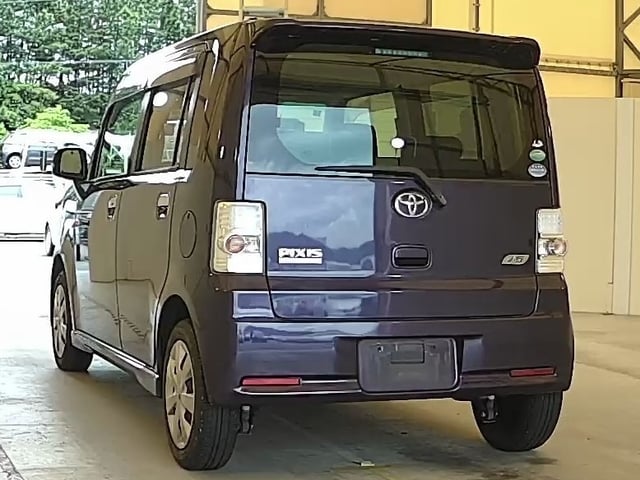 TOYOTA PIXIS SPACE photo 3