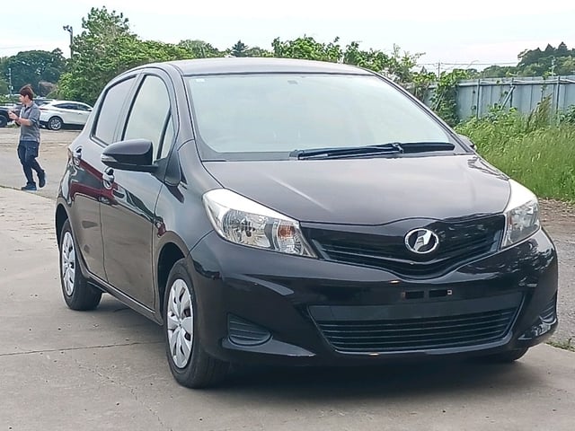 TOYOTA VITZ 2013