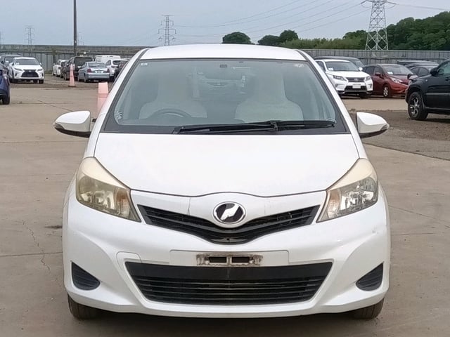 TOYOTA VITZ photo 2