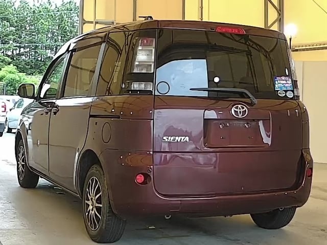 TOYOTA SIENTA photo 3