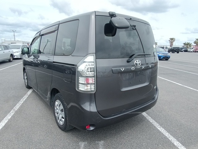 TOYOTA VOXY photo 3