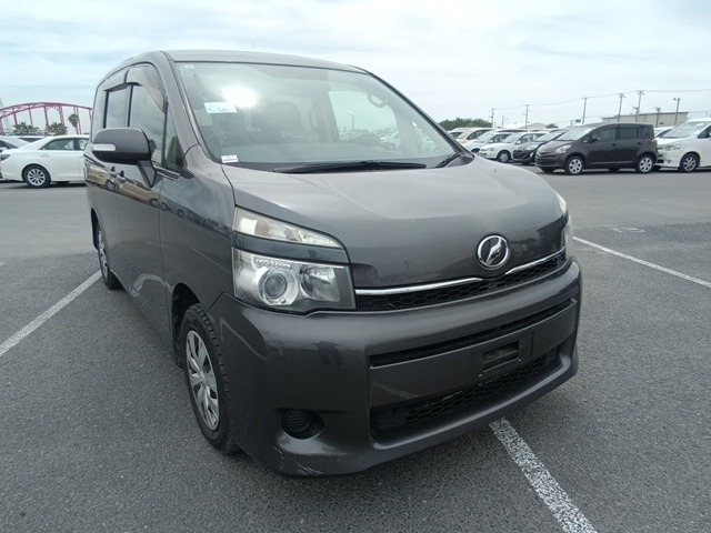 TOYOTA VOXY 2012