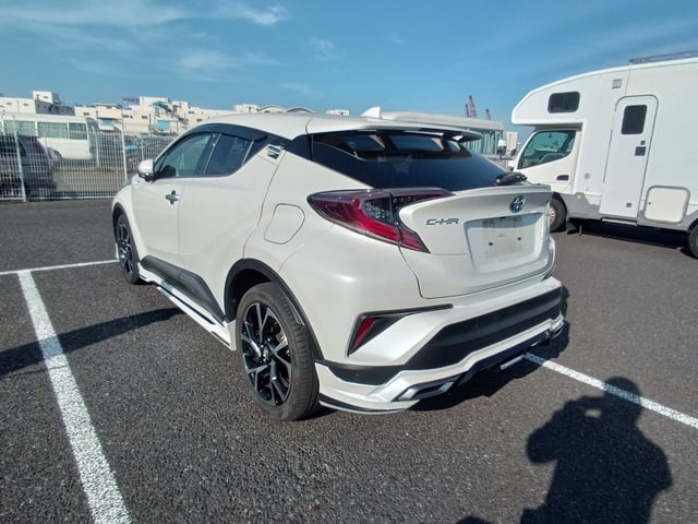 TOYOTA C-HR photo 3