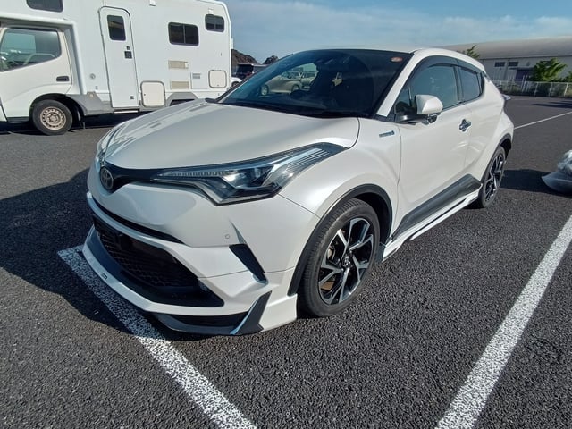 TOYOTA C-HR photo 2