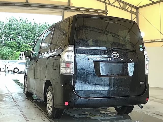 TOYOTA VOXY photo 3