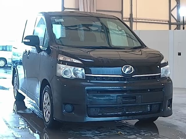 TOYOTA VOXY 2013