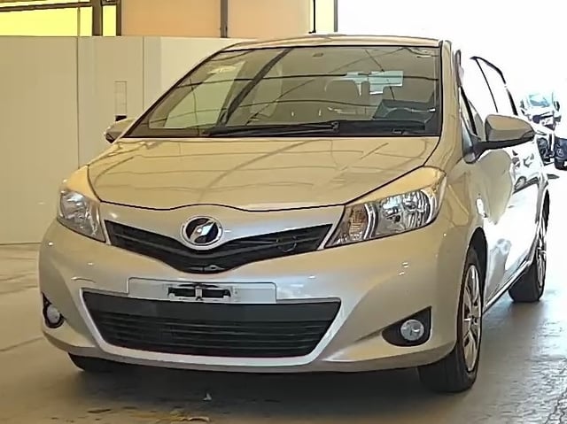 TOYOTA VITZ photo 2