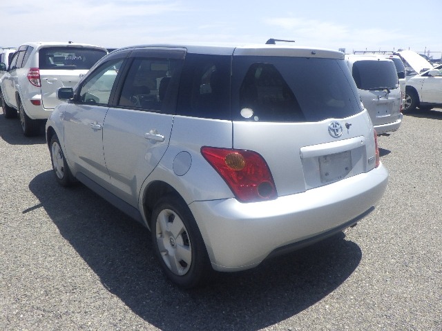 TOYOTA IST photo 3