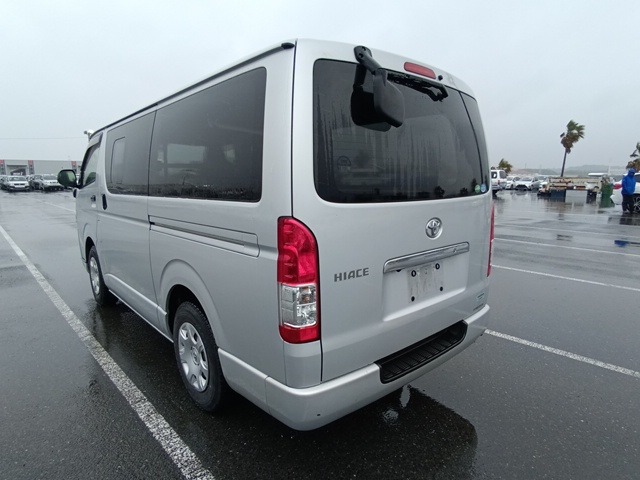 TOYOTA HIACE VAN photo 3