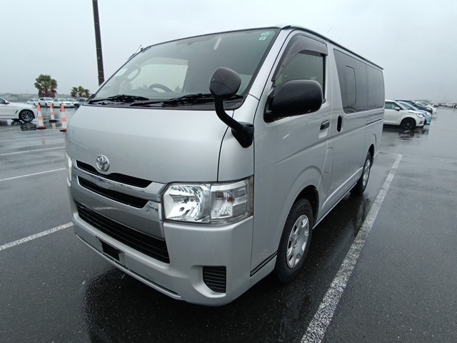 TOYOTA HIACE VAN photo 2