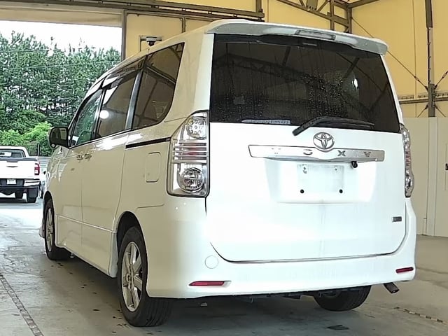 TOYOTA VOXY photo 3